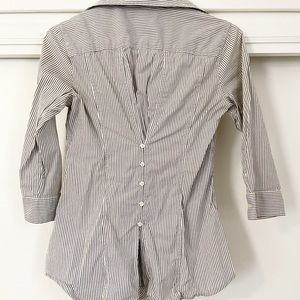Banana Republic 0 button down with cute back detail!